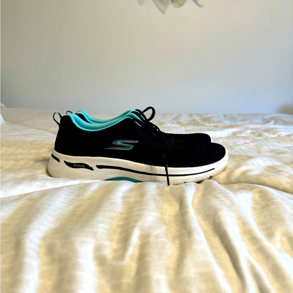 Women’s Sketchers Arch-Fit Size 11 Wide